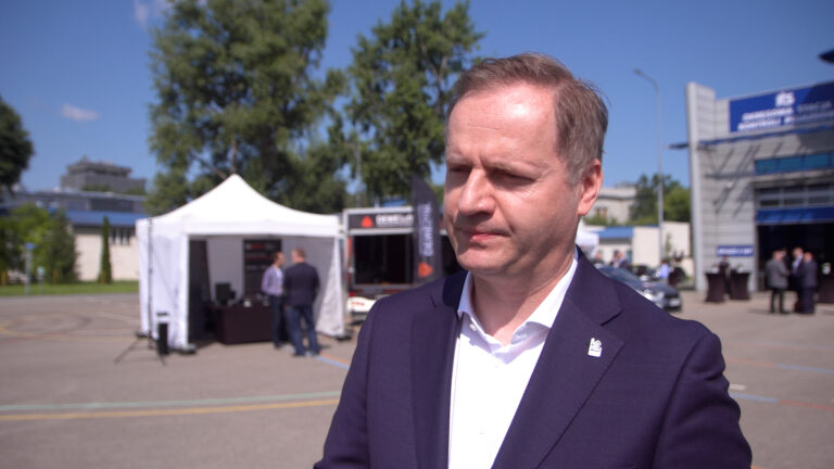 Polacy z niejednoznacznymi opiniami na temat autonomicznych pojazdów. Wiedzą o korzyściach, ale zgłaszają też obawy